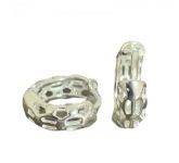 BP10050 BRINCO ARGOLA CLIQUE VAZADA TRABALHADA COM ZIRCÔNIAS